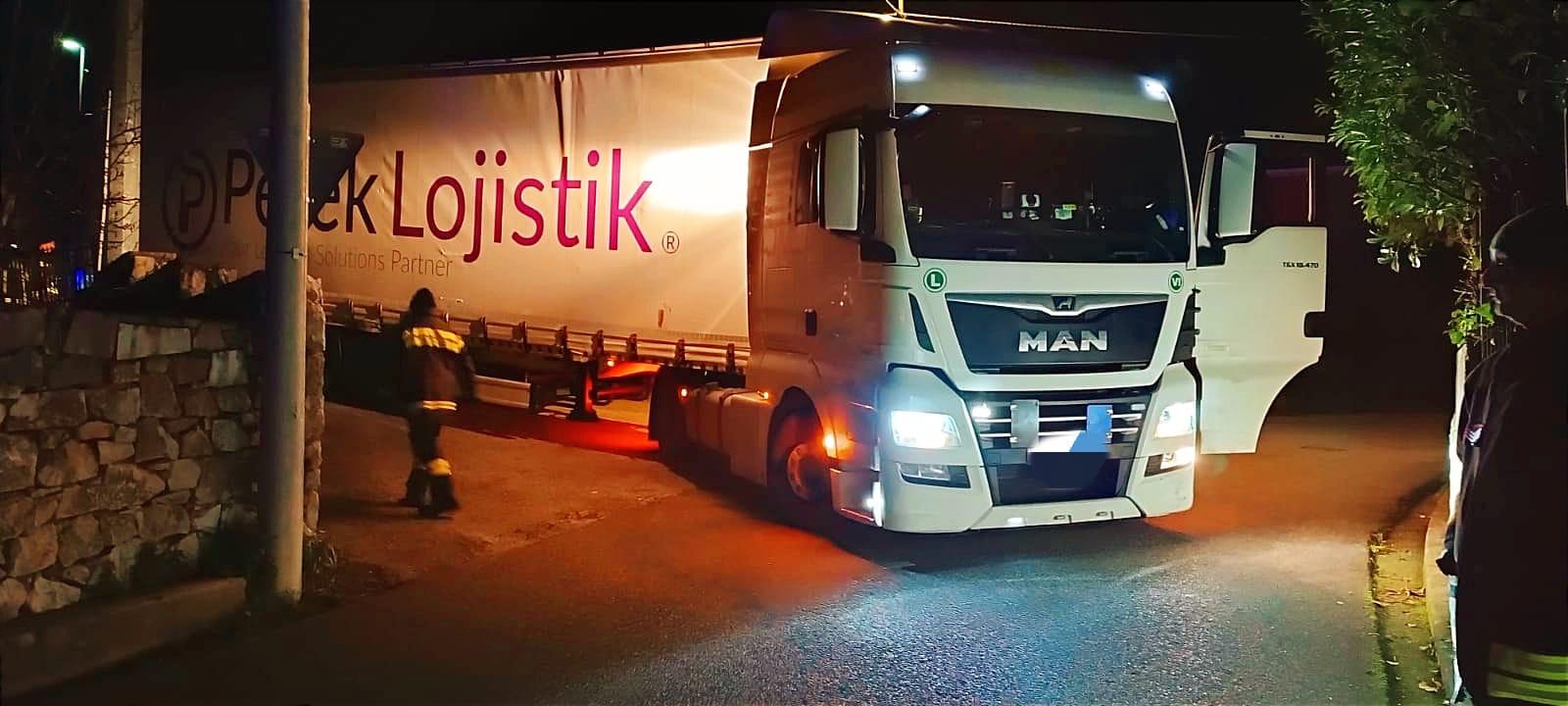 Immagine per Camion turco bloccato nelle stradine di Sistiana, lunga notte di lavoro